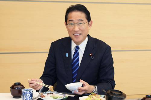 El primer ministro japonés, Fumio Kishida, consumió alimentos procedentes del mar, en un intento por disipar las dudas tras la liberación al océano Pacífico del agua tratada de la central nuclear de Fukushima, cuestión que ha levantado polémica a nivel regional. El Organismo Internacional de la Energía Atómica ha declarado que el método de vertido se ajusta a las normas de seguridad internacionales. Sin embargo, China ha criticado la medida y ha prohibido la importación de productos pesqueros japoneses.