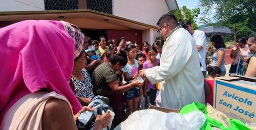 El cura Filiberto Velázquez repartió víveres entre los pobladores de la comunidad de Nuevo Caracol, municipio de Heliodoro Castillo, Guerrero, donde una persona murió el fin de semana pasado en un ataque con bombas arrojadas desde drones por presuntos miembros de La familia michoacana.