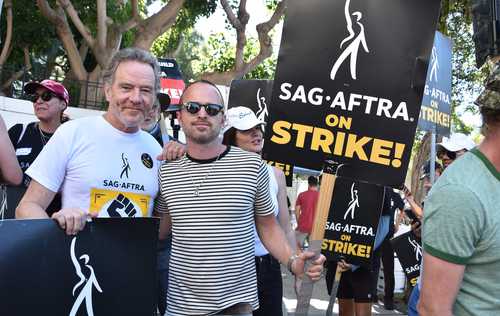 Los actores Bryan Cranston (izquierda) y Aaron Paul en la huelga del SAG-Aftra, frente a Sony Studios en Culver City, California.