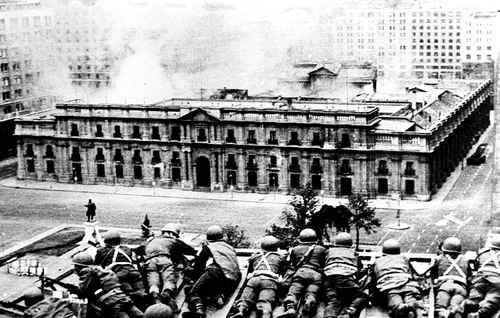  Tropas del ejército y aviones de la Fuerza Aérea asediaron el Palacio de La Moneda, donde se parapetó Allende.