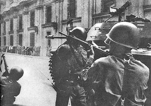  Imagen del ataque contra el Palacio de la Moneda en Santiago el 11 de septiembre de 1973.