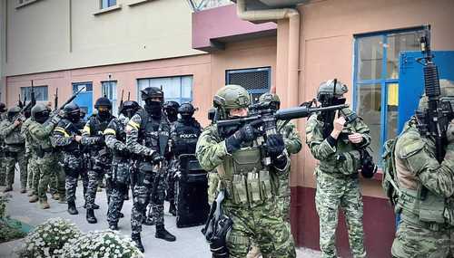 Agentes de las fuerzas de seguridad de Ecuador en la intervención en una de las cárceles. En los recientes meses, la fuerza pública confiscó armas, drogas y celulares a los presos. n Foto Europa Press
