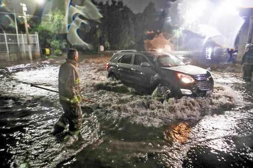 En la avenida Estado de México, colonia Loma la Palma, en Gustavo A. Madero, en algunos puntos el agua alcanzó 50 centímetros, así como en los alrededores del Reclusorio Norte.