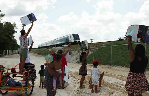 Pobladores de Hecelchakan esperaron el paso del Tren Maya.