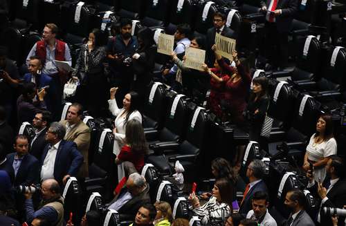 Legisladores del grupo mayoritario mostraron carteles con las leyendas “Corrupta” y “Renuncia”.