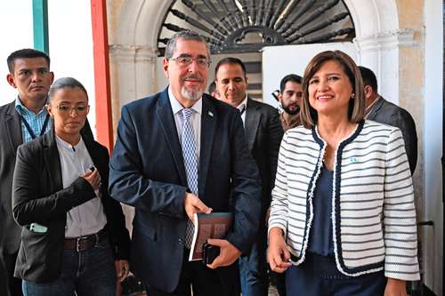 El presidente electo de Guatemala, Bernardo Arévalo, y la vicepresidenta electa, Karin Herrera (derecha), después de una conferencia de prensa en Guatemala, en la que sostuvieron que políticos de derecha quieren impedir que tomen protesta en enero próximo.