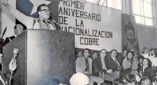 Jorge Arrate (a la derecha, de corbata), cuando era ministro, durante un acto del presidente socialista chileno, Salvador Allende.