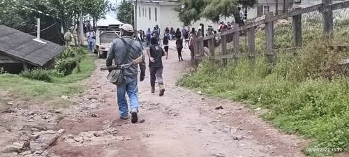 Campesinos vigilan las calles del poblado de Linda Vista, municipio de San Miguel Totolapan, Guerrero, para impedir la incursión de integrantes de La familia michoacana.