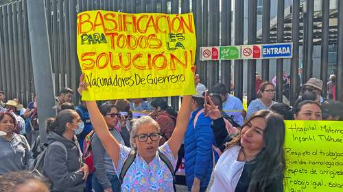 PERSONAL DE SALUD EXIGE CLARIDAD EN BASIFICACIÓN. Trabajadores acudieron a la Torre Insignia de Tlatelolco, sede de la Ssa capitalina, donde fueron citados para ser incorporados al IMSS-Bienestar.