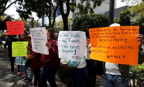 Con un bloqueo en Insurgentes, alumnos de diversas universidades públicas y privadas se manifestaron ayer frente a oficinas del Conahcyt, en demanda de que se otorguen becas a todos los estudiantes de posgrado, sean o no miembros de programas prioritarios.