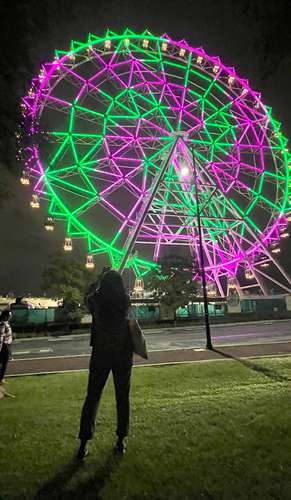 El jefe de Gobierno de la Ciudad de México, Martí Batres Guadarrama, encendió las luces de la monumental rueda de la fortuna, una de las principales atracciones del parque Aztlán que sustituye a la montaña rusa en lo que fue la Feria de Chapultepec. Se trata de 218 mil luces que se van a prender de manera permanente como parte del paisaje urbano y podrán ser vistas desde cualquier sitio de la capital.