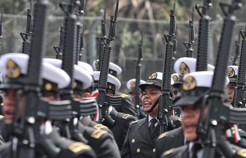 La Secretaría de Marina pasó revista al contingente que participará en el desfile de la Independencia el próximo 16 de septiembre. La columna, que estará integrada por 2 mil 885 elementos, servirá para presentar al público a Maya, un cachorro de labrador sucesor de la perrita Frida en el equipo de rescate de la Armada.