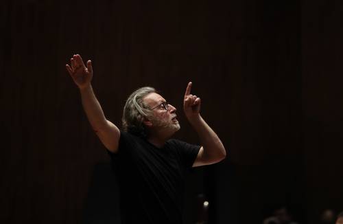 En la imagen, el director estadunidense, durante el ensayo en el centro Ollin Yoliztli. La cita es en el Auditorio Nacional el domingo; participa el Ensamble Coral Cuícatl.