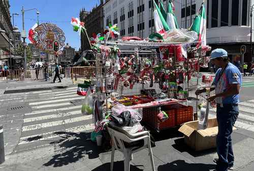 Venta de banderines y collares para la fiesta del 15 de septiembre en el Centro Histórico de la Ciudad de México.