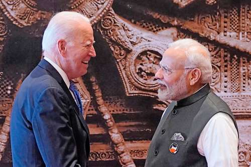 El primer ministro de India, Narendra Modi, saluda al presidente estadunidense Joe Biden a su llegada a la Cumbre de Líderes del G-20 .