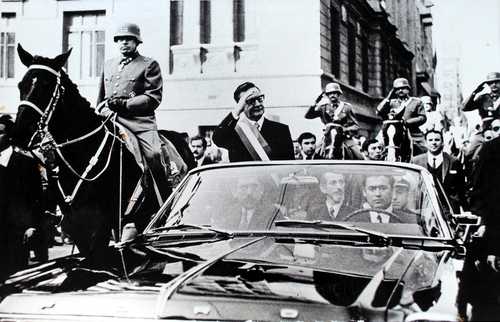 Salvador Allende saluda desde un vehículo mientras el general Augusto Pinochet monta a caballo a la derecha del presidente chileno, en Santiago, durante el Día de las Glorias Navales, que conmemora a varios de sus héroes, el 21 de mayo de 1972.