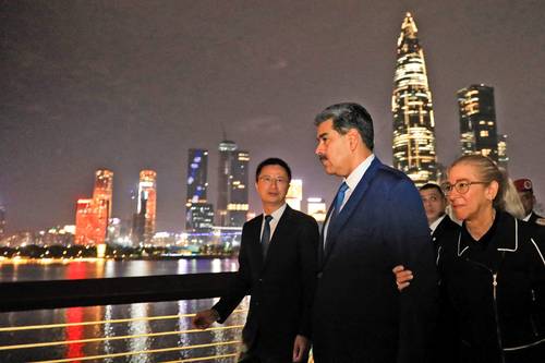 El secretario general del Partido Comunista de China, Huang Kunming, conversa con el presidente de Venezuela, Nicolás Maduro, durante una ceremonia de bienvenida en Shenzhen.