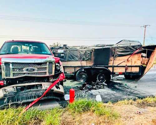Una de las dos camionetas en las que ayer en la madrugada viajaba un grupo de 20 personas procedentes de Estados Unidos, fue golpeada por un vehículo de blindaje artesanal, de los llamados monstruos, en el Puente Roma, municipio de Miguel Alemán, en Tamaulipas.