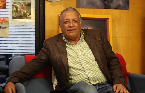 Entre los creadores que están en el país se encuentran Quilapayún e Inti-Illimani. Aquí, Carranza, director del Centro Cultural El Juglar, en la redacción de La Jornada.