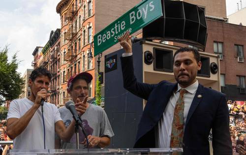 De izquierda a derecha, Michael Diamond, Adam Horowitz y el concejal de la ciudad de Nueva York, Christopher Marte.