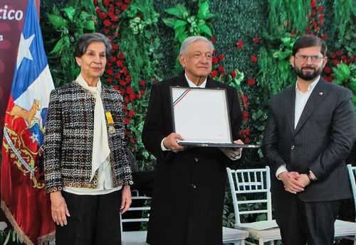 Acompañado por su homólogo chileno, Gabriel Boric, el presidente Andrés Manuel López Obrador impuso de manera póstuma la Orden del Águila Azteca en grado de collar a Salvador Allende. “La recibo en nombre de todos los que estuvimos en México y sentimos las puertas abiertas; qué grande es su país, sé que mi padre estaría tremendamente orgulloso”, dijo la senadora Isabel Allende Bussi, quien también fue condecorada, pero en grado de insignia.