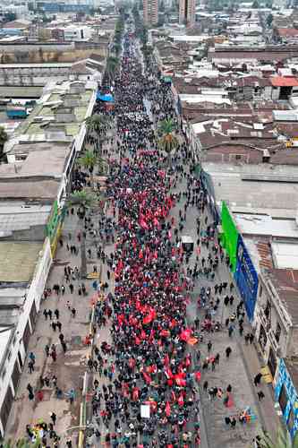  Sobre estas líneas, la marcha que miles de personas realizaron por la mañana en Santiago.