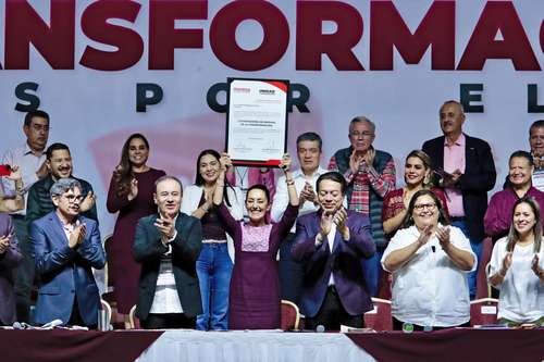 La ganadora de la encuesta estuvo flanqueada por la cúpula de su partido y casi todo el gabinete.