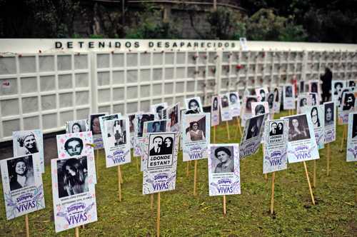 Retratos de desaparecidos durante la dictadura de Pinochet (1973-1990) fueron desplegadas en el Cementerio Central en Chile por el aniversario 50 del golpe.