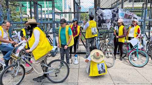 El colectivo #24F recorrió en bicicleta Paseo de la Reforma y el Centro Histórico para exigir que el periodista Julian Assange sea liberado de una cárcel británica.