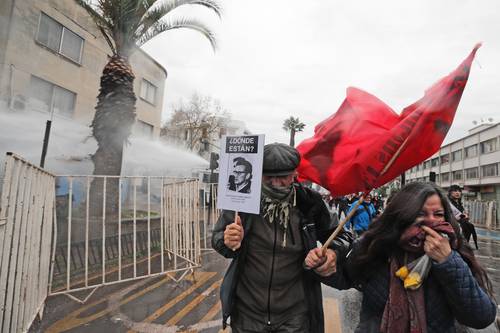 En Santiago, capital de Chile, manifestantes soportaron gases lacrimógenos y cañones de agua de la policía, durante los enfrentamientos en la marcha que conmemora el 50 aniversario del golpe militar de 1973 contra Salvador Allende.