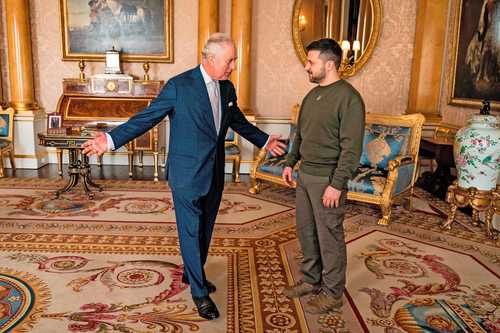 En imagen de febrero pasado, el rey Carlos III de Inglaterra, cuyo reinado acaba de cumplir un año, recibe al presidente de Ucrania, Volodymir Zelensky, en el Palacio de Buckingham.