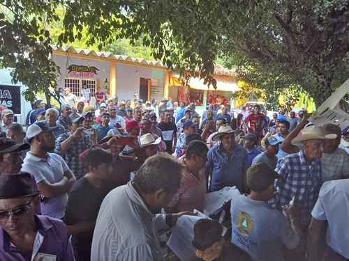 La asamblea para elegir comisario de bienes comunales y el consejo de vigilancia en Aquila, Michoacán, fue suspen-dida ayer debido a la ausencia de más de 500 comuneros, y se reprogramó para el 20 de septiembre.