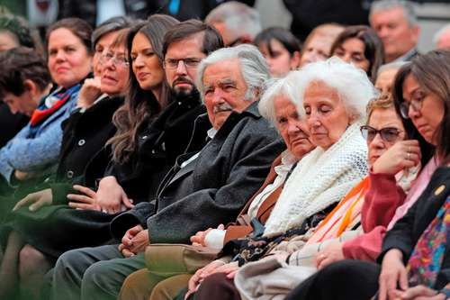 El ex presidente uruguayo José Mujica estuvo al lado del mandatario chileno durante la ceremonia oficial.