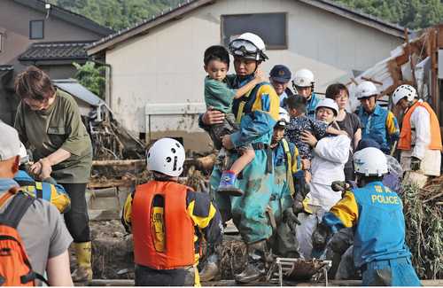 Residentes son rescatados durante una inundación causada por fuertes lluvias en Kurume, Japón, el 10 de julio de 2023.