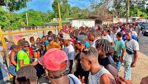 Migrantes provenientes de Haití, Cuba y Honduras son los que más solicitan asilo político desde hace tres años en la oficina de la Comisión Mexicana de Ayuda a Refugiados, en el municipio fronterizo de Tapachula, Chiapas, Este año concentran 70 por ciento de las peticiones.