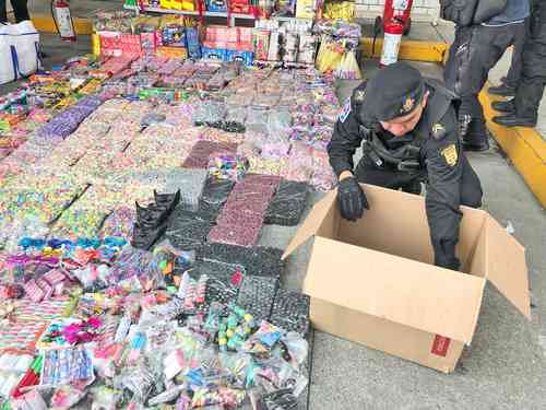 Policías capitalinos realizan desde ayer recorridos de supervisión en las 16 alcaldías, el Metro y el Metrobús para evitar la venta, transportación y uso de material pirotécnico con motivo de los festejos patrios.