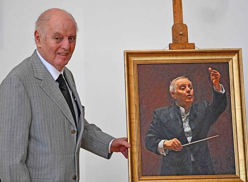 El músico y ex director de la Orquesta Estatal Unter den Linden en el momento de la develación de su retrato, en la Cámara de Diputados de la capital alemana.