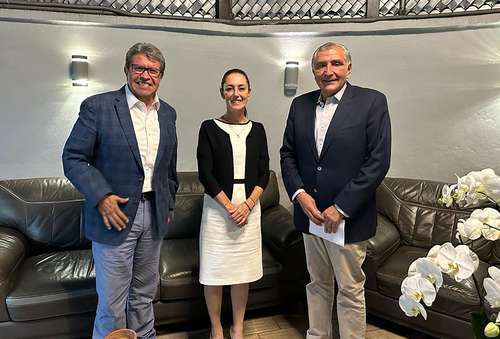 Claudia Sheinbaum publicó en redes sociales una fotografía junto con Ricardo Monreal y Adán Augusto López para anunciar que ambos morenistas se incorporan a su equipo de trabajo, de cara a los recorrido que hará por el país en los que conformará comités de defensa de la transformación.