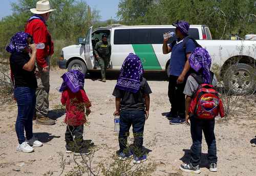 Un agente de la Patrulla Fronteriza llega para recoger a una familia de guatemaltecos que llegó a la zona de Tucson, Arizona, a finales de agosto pasado.