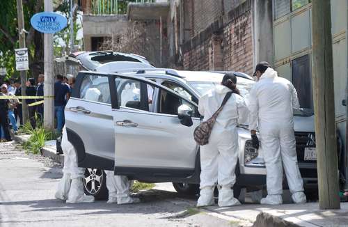 Elementos de la Fiscalía General de la República realizan peritajes en la colonia Cipatli, en el sur de Chilpancingo, Guerrero, donde fue asesinado el delegado de esa institución en la entidad cuando salía de su domicilio.