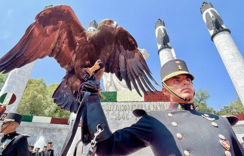 Durante la ceremonia por el 176 aniversario de la gesta de los Niños Héroes de Chapultepec se entregaron espadines a los cadetes del Heroico Colegio Militar que han tenido el mejor desempeño en sus estudios. Un grupo de artillería disparó una salva con humo carmesí, el color del plantel militar, y aviones de la Fuerza Aérea Mexicana sobrevolaron el monumento.