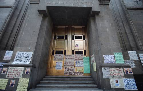 Imagen de mayo de este año, cuando se realizó un plantón frente a la puerta principal de la Suprema Corte de Justicia de la Nación, donde se recaudaron firmas para acabar con la corrupción en el sistema de justicia.
