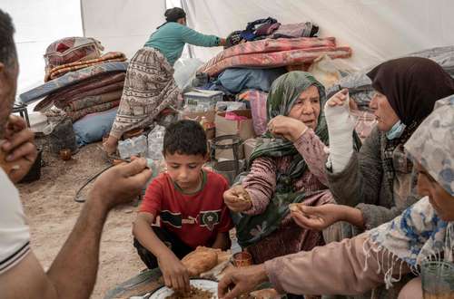 Los equipos de rescate redoblaron ayer esfuerzos para ayudar a las aldeas devastadas en Marruecos por el terremoto que mató a cerca de 3 mil personas. La Cruz Roja solicitó más de 100 millones de dólares para atender las necesidades más apremiantes, que incluyen atención médica, servicio de agua potable y medidas de saneamiento e higiene, tras haber desbloqueado un primer fondo de emergencia. La imagen, ayer en un poblado cerca de Amizmiz.