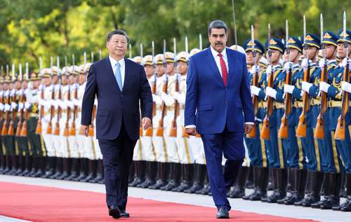 El presidente chino, Xi Jinping, en la ceremonia de bienvenida a su homólogo venezolano, Nicolás Maduro, ayer en Pekín, frente al Gran Palacio del Pueblo. Entre las decenas de documentos de cooperación que firmaron ambos gobernantes destaca uno en materia de desarrollo minero.