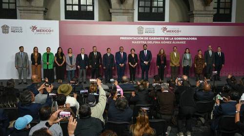 La gobernadora electa del estado de México, la morenista Delfina Gómez Álvarez (al centro), ayer durante la presentación de la mayoría de los integrantes de su gabinete, en el palacio de gobierno, en Toluca.