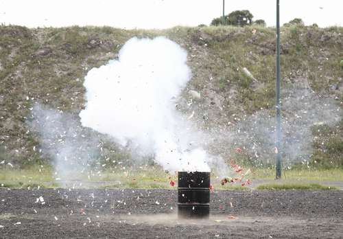 En las instalaciones de la corporación, bajo un ambiente controlado, fueron quemados casi 100 kilogramos de cohetes.