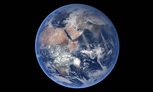 Imagen del planeta tomada del video de lapso de tiempo del compuesto VIIRS para el hemisferio oriental del 18 de enero al 25 de julio de 2014.