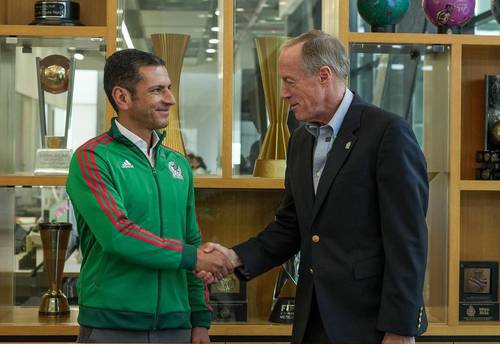 El técnico tricolor e Ivar Sisniega, presidente ejecutivo de la Federación Mexicana de Futbol.