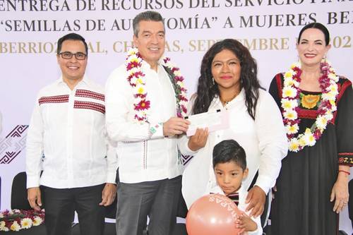 Entrega Rutilio Escandón microcréditos semilla de autonomía a mujeres de Berriozábal