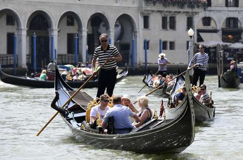 Venecia no entrará en la lista del patrimonio mundial en peligro, como había recomendado la Organización de Naciones Unidas para la Educación, la Ciencia y la Cultura (Unesco, por sus siglas en inglés) por la “insuficiente” actuación de las autoridades ante el turismo masivo y el impacto del cambio climático, anunció ayer la agencia de Naciones Unidas. “No habrá inscripción en la lista en peligro”, anunció una fuente del organismo tras una decisión del Comité del Patrimonio Mundial reunido en Riad, capital saudita. El martes, Venecia indicó que aplicará una tasa a los visitantes de un día para prevenir el turismo de masas. La Unesco recomendó a finales de julio colocar a la Serenísima en la lista de patrimonio en peligro, al considerar que Italia había emprendido hasta ahora medidas “insuficientes” para luchar contra el deterioro de la ciudad. La agencia de la ONU para la cultura argumentó que el impacto del cambio climático, en forma de elevación del nivel del mar, y el turismo masivo amenazaban con “causar cambios irreversibles en el valor excepcional” del patrimonio de la ciudad. Venecia, ciudad insular fundada en el siglo V y convertida en potencia marítima en el siglo X, forma parte del patrimonio mundial de la Unesco desde 1987.